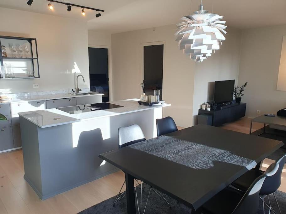 Modern & Spacious Apartment! In Leilighet