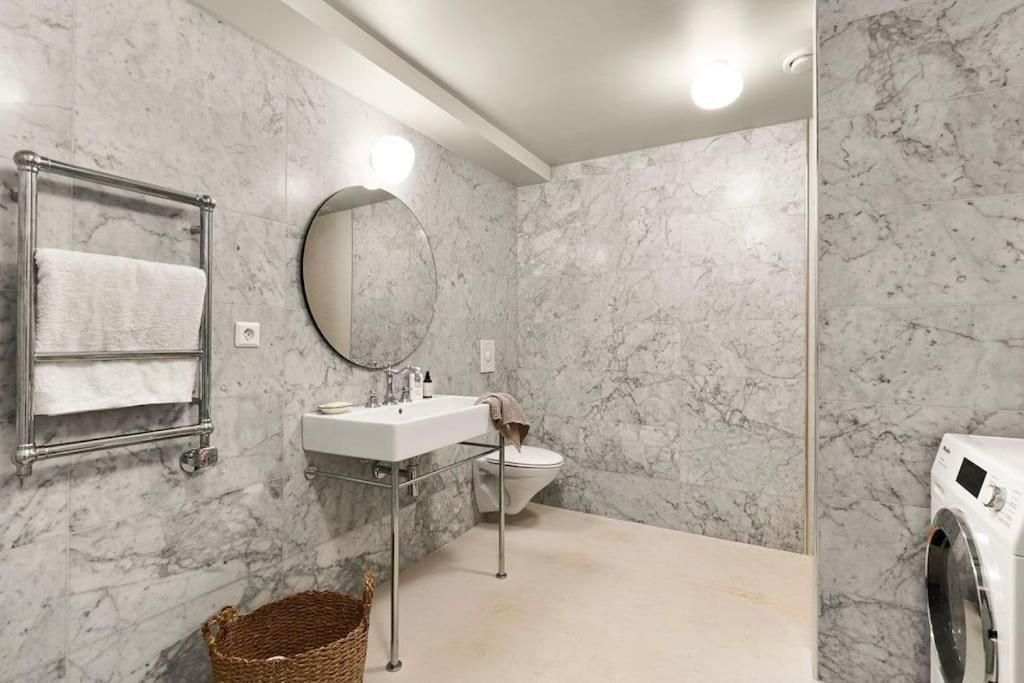Modern & Spacious Apartment! In Leilighet